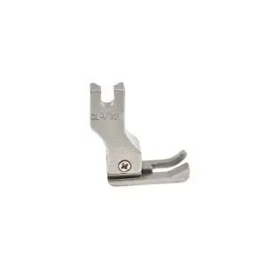 Chân vịt CL 3/32E 2,4mm cho máy may công nghiệp, chân vịt mí trái dạng bù mép, hỗ trợ kiểm soát khoảng cách từ kim đến mép vật liệu, phù hợp xưởng may, thợ may và công đoạn hoàn thiện hàng may