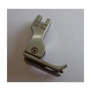 Chân vịt CR 1/16N cho máy may công nghiệp 1 kim, chân vịt bù phải 1/16 inch, hỗ trợ giữ khoảng cách mép ổn định khi may, phù hợp thay thế chân vịt cũ trong sửa chữa và bảo dưỡng máy may